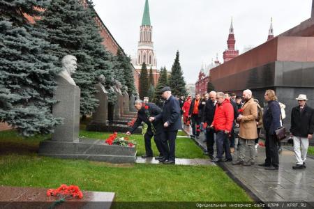 Под Знаменем Комсомола – к новым победам!