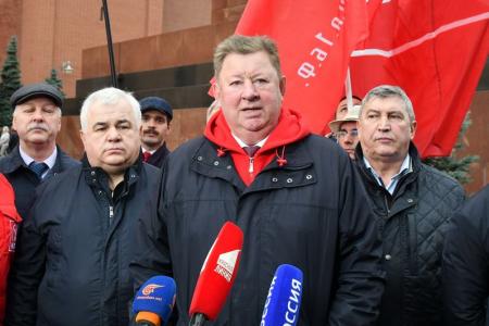 Под Знаменем Комсомола – к новым победам!