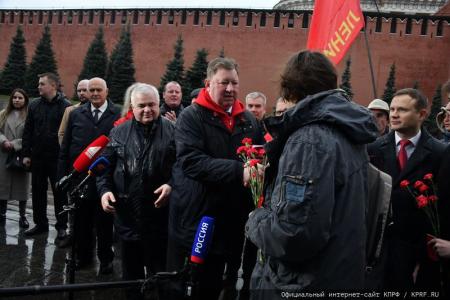 Под Знаменем Комсомола – к новым победам!