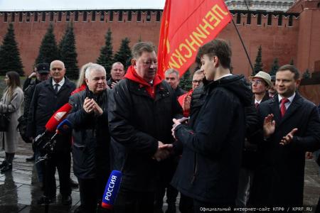 Под Знаменем Комсомола – к новым победам!