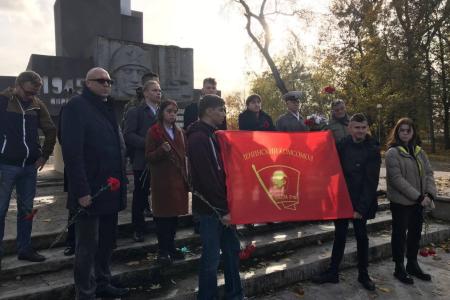 Комсомольцы Калининграда: Пока бьются наши сердца, жив Комсомол, Ленин и Партия