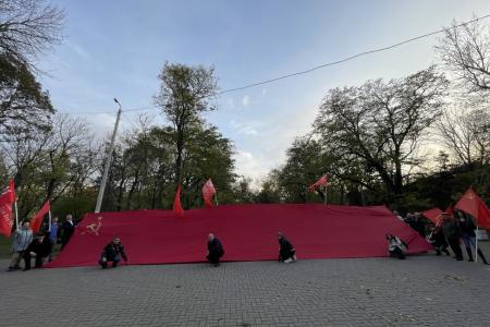 Дорогой становления Ленинского комсомола: в Ростове-на-Дону состоялся кумачовый автопробег