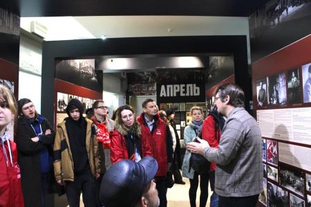 Ленинград: Субботник в ленинском шалаше, цветы комсомольцам-героям и дань памяти молодогвардейцам!