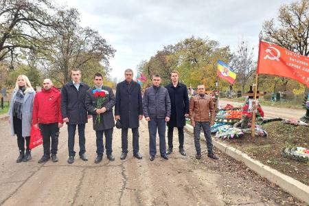 Ко Дню комсомола. Слово товарища