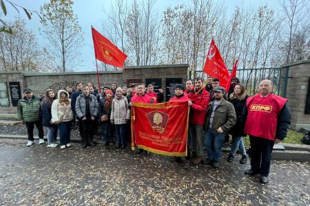 Ленинград: Субботник в ленинском шалаше, цветы комсомольцам-героям и дань памяти молодогвардейцам!