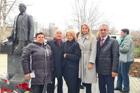 Свердловская область. Депутат Госдумы Нина Останина открыла в Серове памятник Геннадию Селезнёву