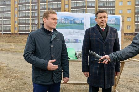 Глава Хакасии Валентин Коновалов принял участие в закладке новой школы в Абакане