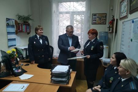 Руководитель фракции КПРФ вручил награды Московской областной Думы судебным приставам в Озёрах