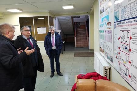 Руководитель фракции КПРФ в Мособлдуме Александр Наумов посетил с рабочим визитом ФГБНУ «ФИЦ картофеля им. А.Г. Лорха» и филиал ФИЦ картофеля НИИ крахмалопродуктов в Красково
