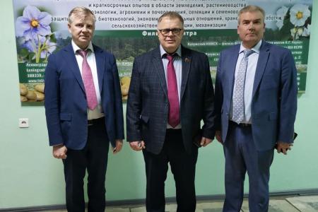 Руководитель фракции КПРФ в Мособлдуме Александр Наумов посетил с рабочим визитом ФГБНУ «ФИЦ картофеля им. А.Г. Лорха» и филиал ФИЦ картофеля НИИ крахмалопродуктов в Красково