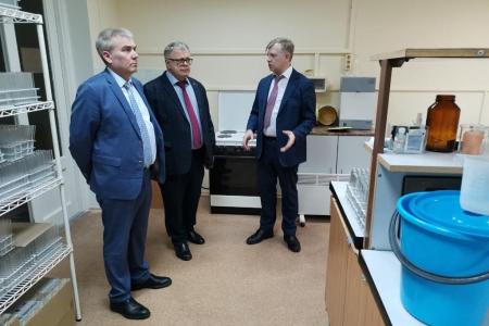 Руководитель фракции КПРФ в Мособлдуме Александр Наумов посетил с рабочим визитом ФГБНУ «ФИЦ картофеля им. А.Г. Лорха» и филиал ФИЦ картофеля НИИ крахмалопродуктов в Красково