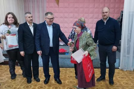 Московская область. Депутат КПРФ Александр Наумов пришел с подарками к инвалидам по зрению