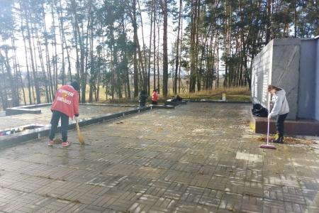 Комсомольцы Калужской области провели субботник на территории мемориального комплекса