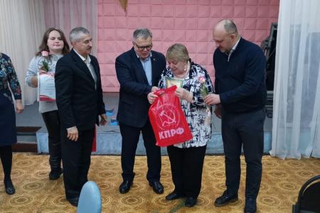 Московская область. Депутат КПРФ Александр Наумов пришел с подарками к инвалидам по зрению