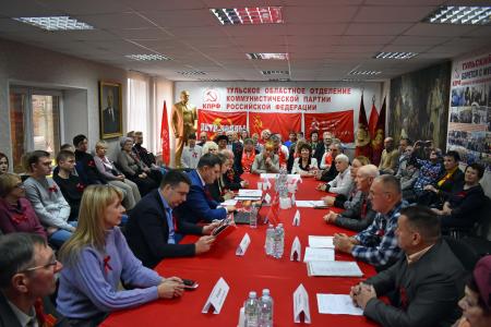 Тульские коммунисты отметили 105-летие Великого Октября автопробегом, возложениями и субботниками в районах области и круглым столом в Туле, на котором выступили Н.В. Арефьев и С.С. Удальцов
