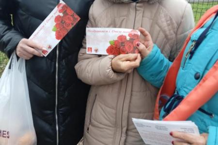 Белгородские коммунисты поздравили с Днем матери женщин Грайворона, Валуек, Старого Оскола