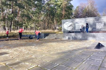 Комсомольцы Калужской области провели субботник на территории мемориального комплекса