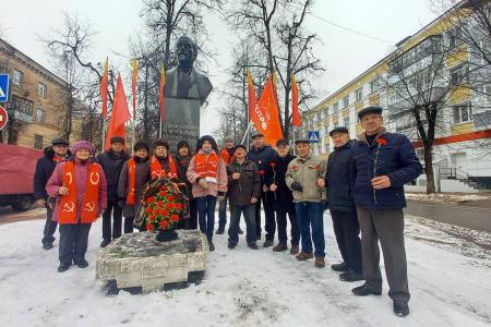 Калужские коммунисты возложили цветы к памятнику советскому наркому!