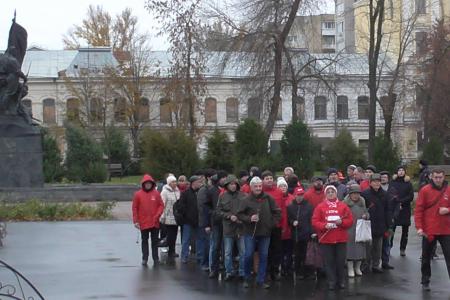 В Саратове состоялся автопробег КПРФ, посвященный 105-й годовщине Великого Октября