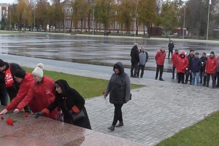 В Саратове состоялся автопробег КПРФ, посвященный 105-й годовщине Великого Октября