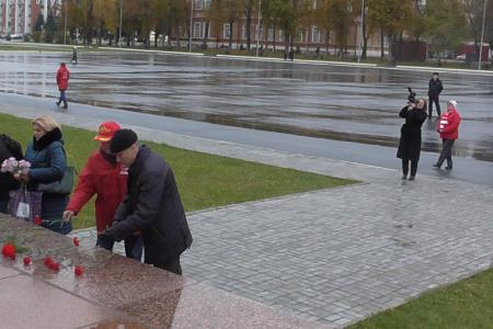 В Саратове состоялся автопробег КПРФ, посвященный 105-й годовщине Великого Октября