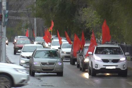 В Саратове состоялся автопробег КПРФ, посвященный 105-й годовщине Великого Октября