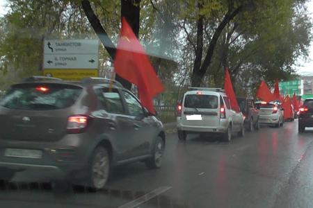 В Саратове состоялся автопробег КПРФ, посвященный 105-й годовщине Великого Октября