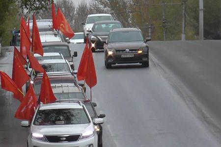 В Саратове состоялся автопробег КПРФ, посвященный 105-й годовщине Великого Октября