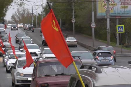 В Саратове состоялся автопробег КПРФ, посвященный 105-й годовщине Великого Октября