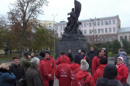 В Саратове состоялся автопробег КПРФ, посвященный 105-й годовщине Великого Октября