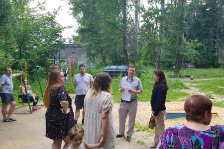 Рязань. Депутаты-коммунисты помогают жителям сделать двор уютным для детей