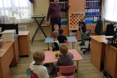 Краснодар. Активист КПРФ Павел Емцов провел шахматный мастер-класс для дошкольников