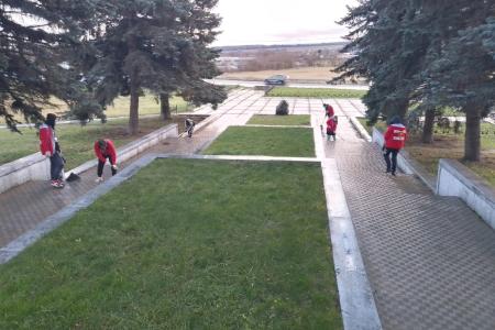 Комсомольцы Калужской области провели субботник на территории мемориального комплекса