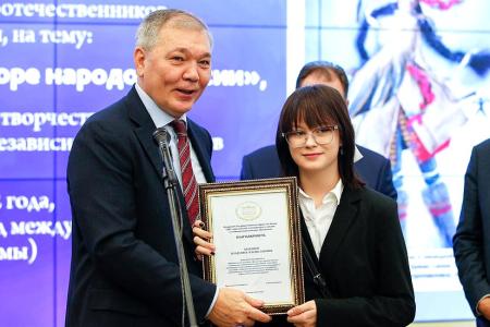 Леонид Калашников открыл выставку лучших работ детей российских соотечественников «Национальный костюм в фольклоре народов России»