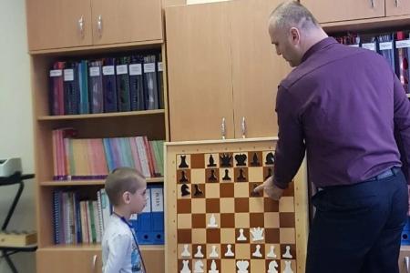 Краснодар. Активист КПРФ Павел Емцов провел шахматный мастер-класс для дошкольников