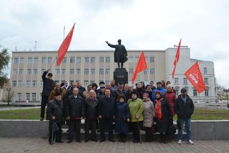 Астраханские коммунисты провели мероприятия в честь 105-й годовщины революции