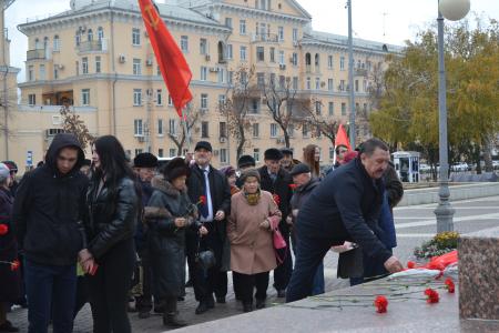 Астраханские коммунисты провели мероприятия в честь 105-й годовщины революции
