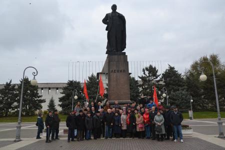 Астраханские коммунисты провели мероприятия в честь 105-й годовщины революции