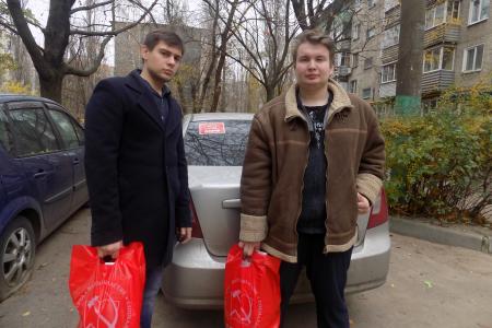 По поручению депутата Госдумы Сергея Гаврилова воронежские комсомольцы поздравили ветеранов с юбилеем Великой Октябрьской социалистической революции