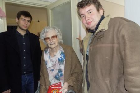 По поручению депутата Госдумы Сергея Гаврилова воронежские комсомольцы поздравили ветеранов с юбилеем Великой Октябрьской социалистической революции