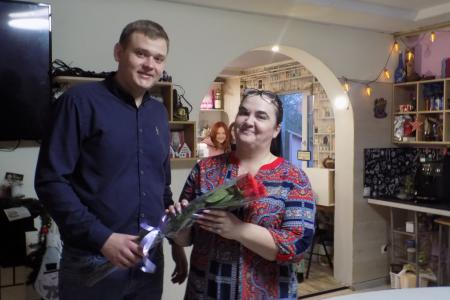 По поручению Сергея Гаврилова коммунисты и комсомольцы поздравили с Днем матери подопечные семьи