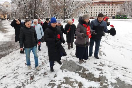 Тюменские коммунисты 7 ноября провели митинг и возложили красные гвоздики к памятникам В.И. Ленина и Борцам революции