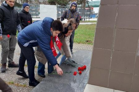 Тульские комсомольцы благоустроили могилу одного из первых активистов РКСМ в Белёве и сквер вокруг неё, а также возложили цветы к памятнику В.И. Ленину