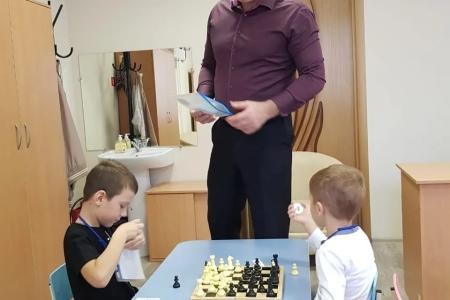 Краснодар. Активист КПРФ Павел Емцов провел шахматный мастер-класс для дошкольников