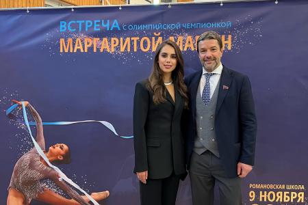 Александр Ющенко подарил от КПРФ юным гимнасткам хореографический станок