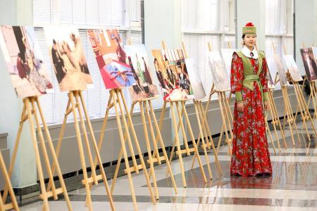 Леонид Калашников открыл выставку лучших работ детей российских соотечественников «Национальный костюм в фольклоре народов России»