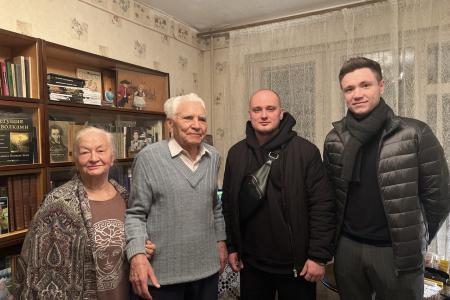 По поручению депутата Госдумы Сергея Гаврилова воронежские комсомольцы поздравили ветеранов с юбилеем Великой Октябрьской социалистической революции