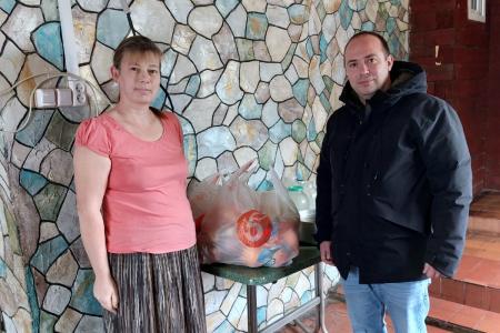 По поручению Сергея Гаврилова коммунисты и комсомольцы поздравили с Днем матери подопечные семьи