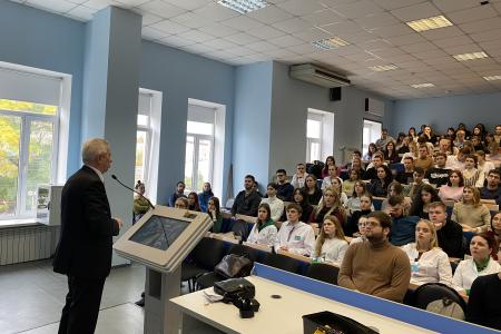 Коммунист-депутат Госдумы Н.И. Осадчий встретился со студенческим активом Кубанского государственного медицинского университета