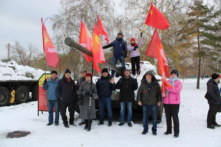 Челябинские коммунисты и сторонники партии провели автопробег и торжественное собрание, посвященное 105-й годовщине Великого Октября